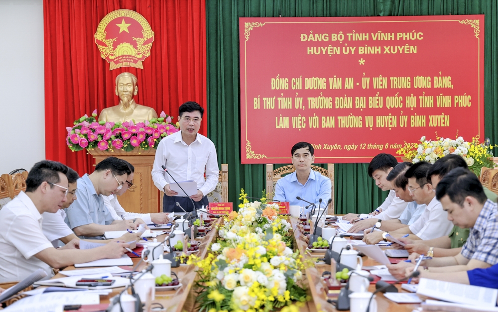 Bí thư Huyện ủy Bình Xuyên Nguyễn Minh Trung phát biểu tại buổi làm việc.
