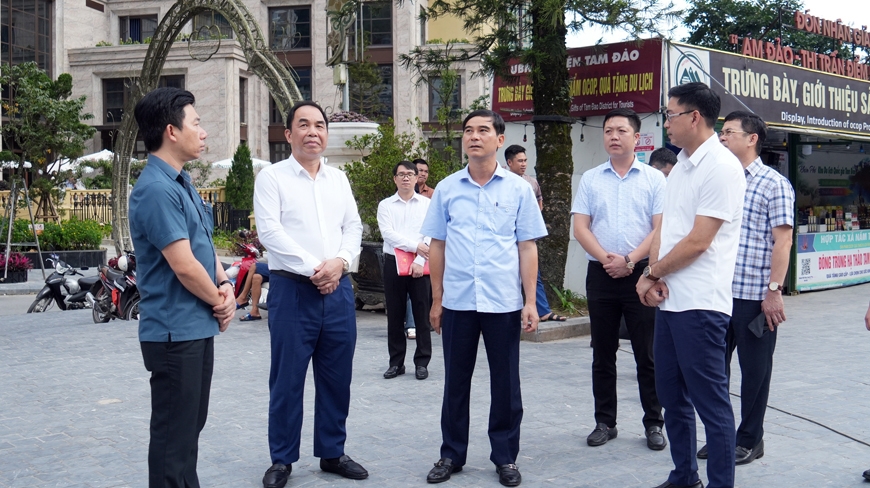 Đồng chí Dương Văn An, Ủy viên Trung ương Đảng, Bí thư Tỉnh ủy kiểm tra tình hình kinh doanh dịch vụ du lịch tại thị trấn Tam Đảo