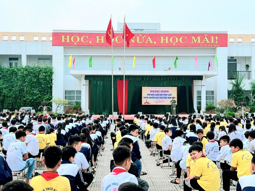 Cán bộ Đội Cảnh sát Quản lý hành chính Công an huyện Bình Xuyên phổ biến một số nội dung về Luật căn cước năm 2023 cho  giáo viên, học sinh trường THCS Bá Hiến.