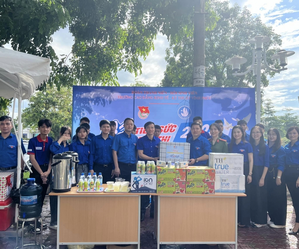 đồng chí Nguyễn Trung Kiên – UVBCH TW Đoàn thăm tặng quà Trường Cao đẳng 