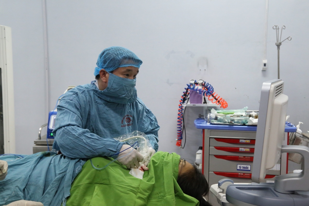 Ts.Bs Phạm Tiến Chung – Giám đốc Trung tâm Ung bướu thực hiện kỹ thuật đốt u tuyến giáp bằng sóng cao tần cho người bệnh