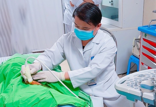 Ts.Bs Phạm Tiến Chung – Giám đốc Trung tâm Ung bướu thực hiện kỹ thuật hút u vú chân không VABB cho người bệnh
