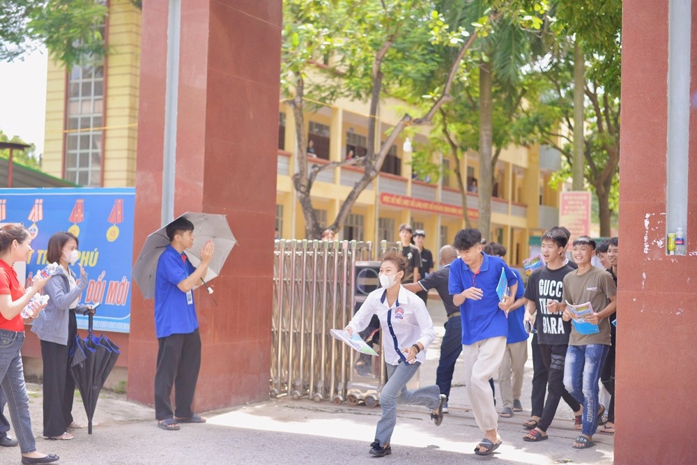 Thí sinh vui vẻ ùa chạy ra khỏi cổng điểm thi THPT Trần Phú sau khi kết thúc bài thi thứ 3
