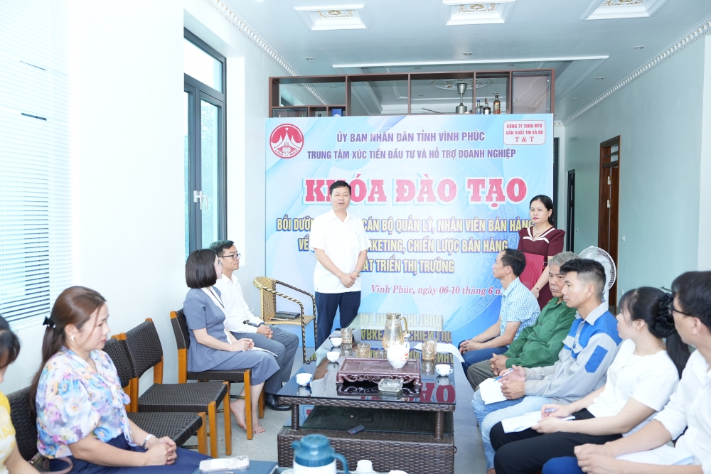 Ông Trần Quang Ngọc, Phó Giám đốc Trung tâm Xúc tiến đầu tư và Hỗ trợ doanh nghiệp phát biểu tại buổi đào tạo. Ông Trần Quang Ngọc, Phó Giám đốc Trung tâm Xúc tiến đầu tư và Hỗ trợ doanh nghiệp phát biểu tại buổi đào tạo.