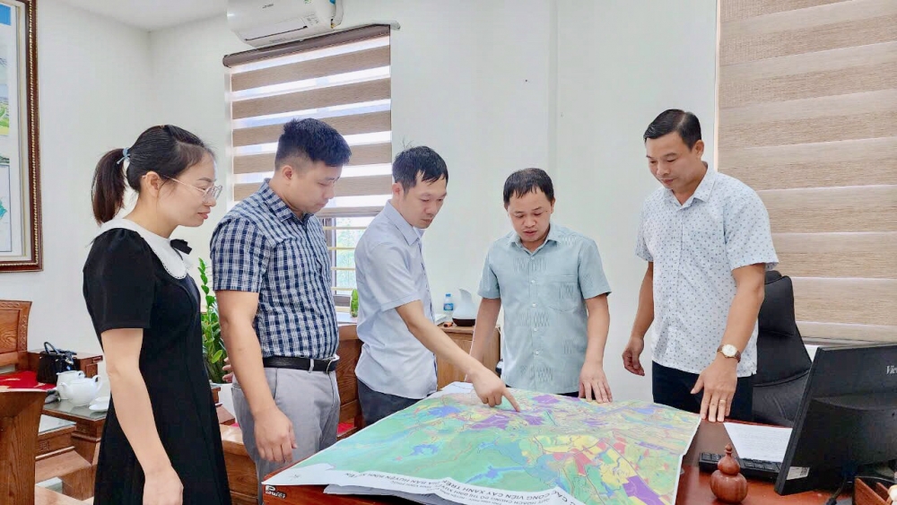 Phòng Kinh tế, Hạ tầng và Đô thị huyện Bình Xuyên (Vĩnh Phúc) tích cực tham mưu giúp UBND huyện có nhiều Quyết định ban hành kịp thời, hiệu quả cho phát triển kinh tế địa phương. Phòng Kinh tế, Hạ tầng và Đô thị huyện Bình Xuyên (Vĩnh Phúc) tích cực tham mưu giúp UBND huyện có nhiều Quyết định ban hành kịp thời, hiệu quả cho phát triển kinh tế địa phương.