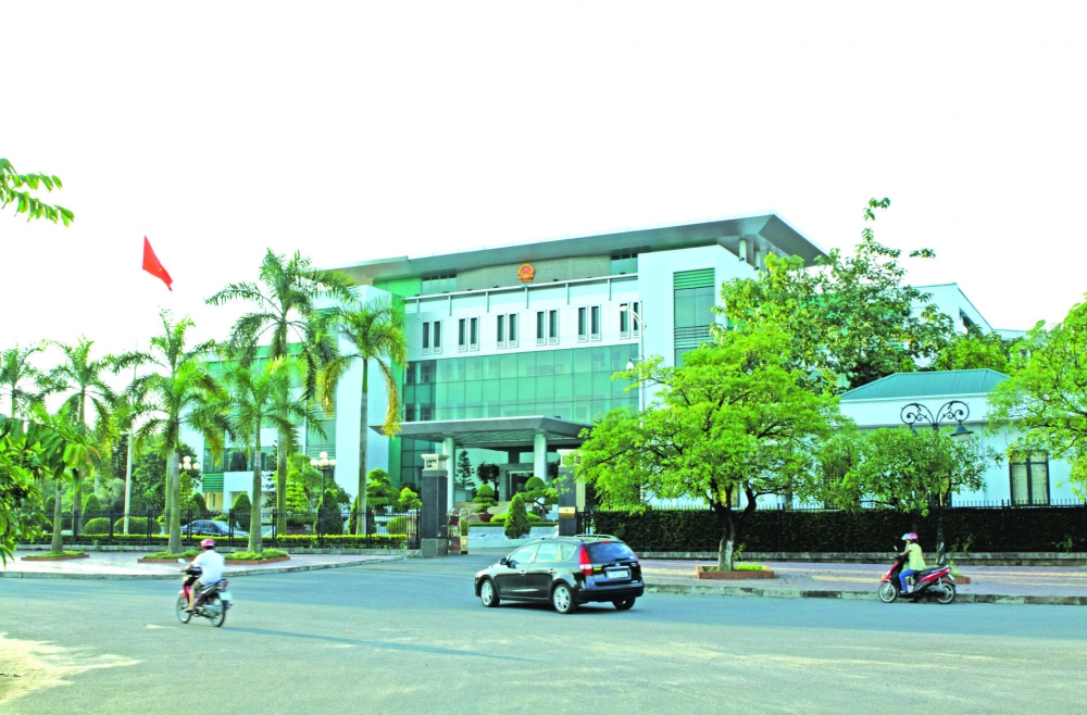 Tòa nhà HĐND - UBND tỉnh Phú Thọ, đường Trần Phú, thành phố Việt Trì, tỉnh Phú Thọ.