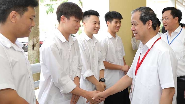 Bộ trưởng Nguyễn Kim Sơn động viên thí sinh thi tốt nghiệp THPT năm 2025