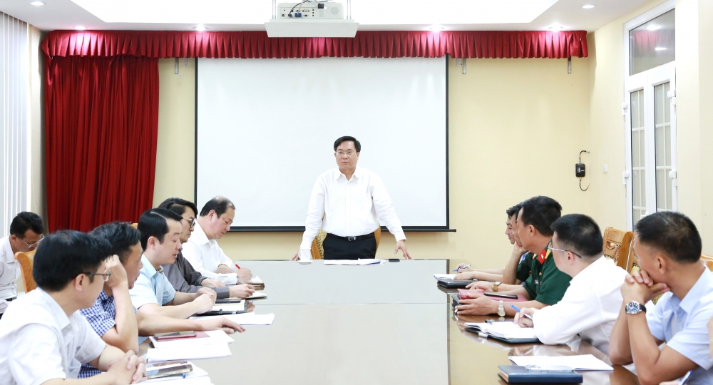 Chủ tịch UBND tỉnh Trần Duy Đông chủ trì cuộc họp. 