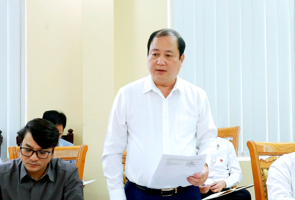 Trưởng Ban Quản lý các khu công nghiệp tỉnh Hoàng Long Biên phát biểu tại cuộc họp. 