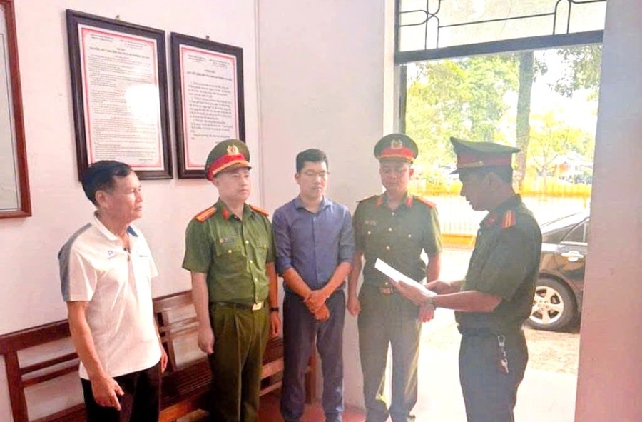 Cơ quan công an tỉnh Phú Thọ thi hành lệnh bắt bị can để tạm giam đối với Trần Tuấn Phương - thứ 3 từ phải sang (ảnh Công an tỉnh Phú Thọ).