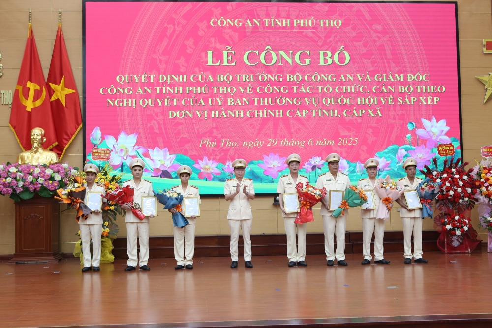 Thiếu tướng Nguyễn Minh Tuấn - Ủy viên BTV Tỉnh ủy, Bí thư Đảng ủy, Giám đốc Công an tỉnh Phú Thọ trao quyết định và tặng hoa chúc mừng các đồng chí Phó Giám đốc Công an tỉnh Phú Thọ mới.
