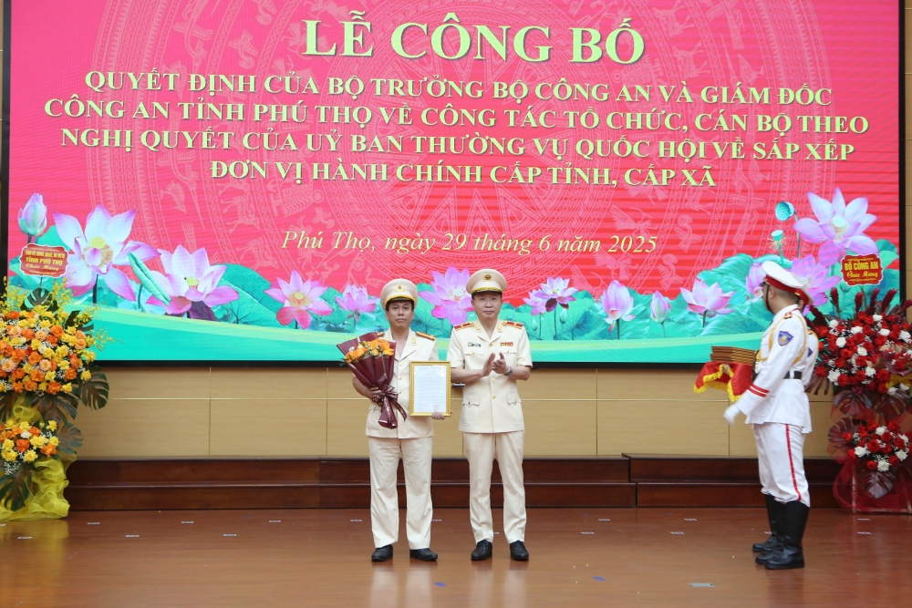 Thiếu tướng Nguyễn Minh Tuấn - Ủy viên BTV Tỉnh ủy, Bí thư Đảng ủy, Giám đốc Công an tỉnh Phú Thọ trao quyết định và tặng hoa chúc mừng các đồng chí nhận nhiệm vụ Công an cấp xã mới sau sắp xếp, sáp nhập.