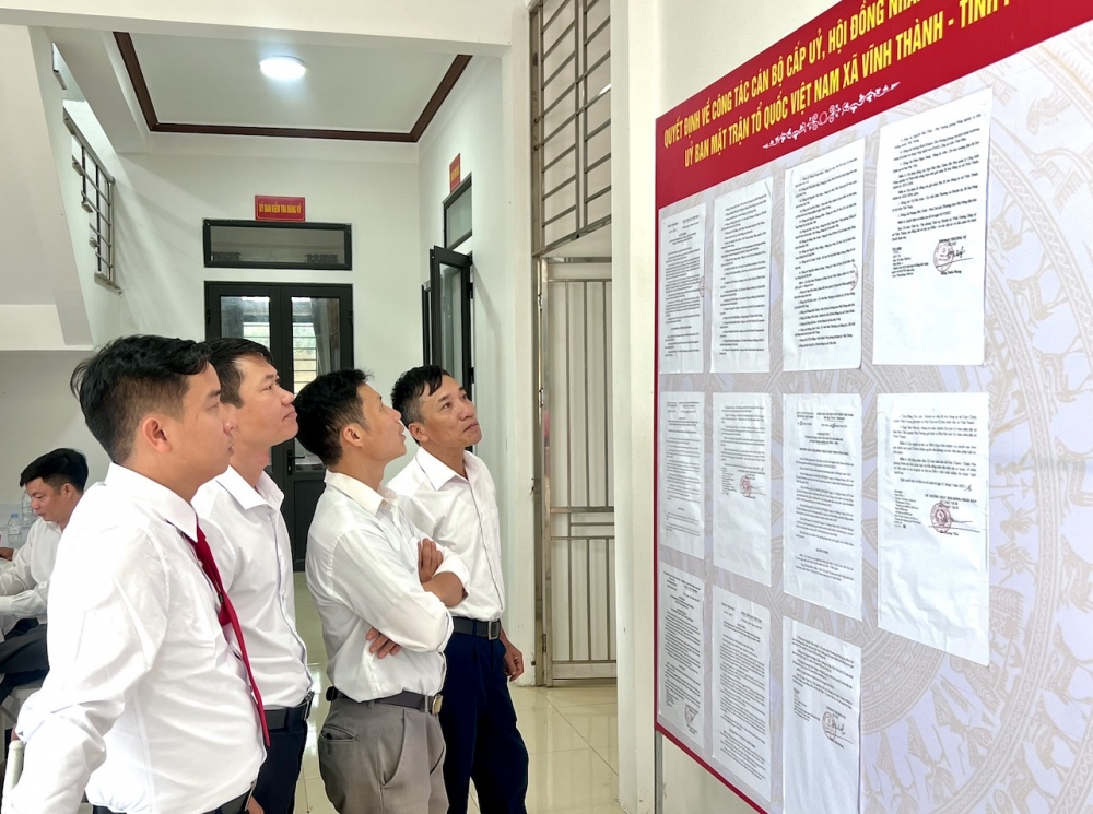 Cán bộ, Nhân dân xã Vĩnh Thành xem danh sách các đồng chí lãnh đạo xã nhiệm kỳ 2025 – 2030