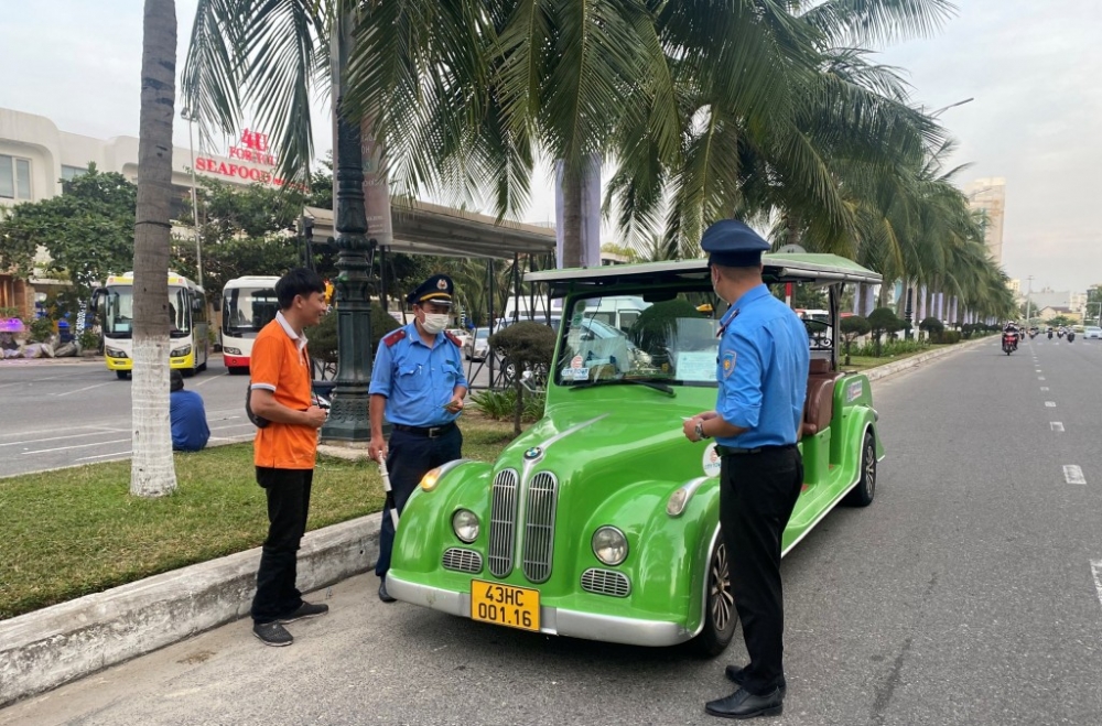 Thanh tra Sở Giao thông vận tải TP Đà Nẵng kiểm tra xe điện 4 bánh (Ảnh: Sở GTVT)