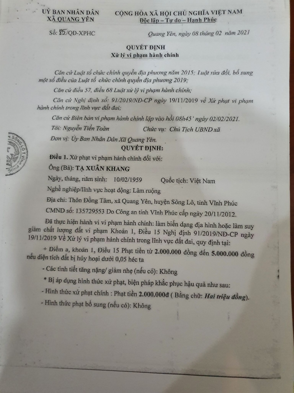 Biên bản vi phạm hành chính đối với hộ ông Tạ Xuân Khang.