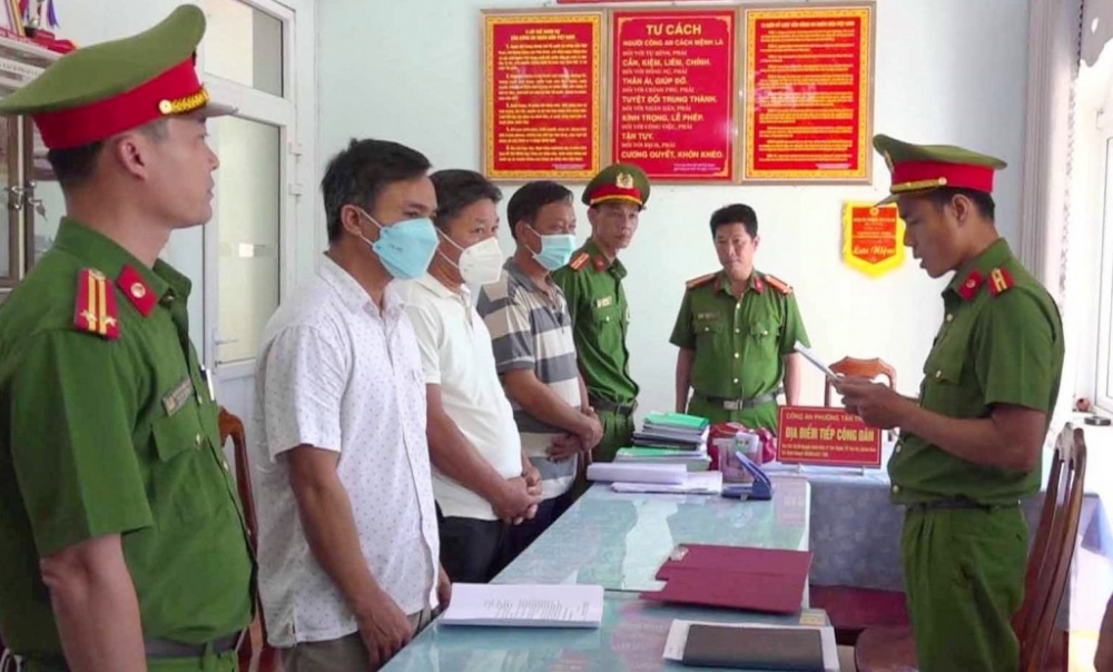 Hai giám đốc và nguyên chủ tịch xã tại Quảng Nam nghe lệnh bắt giam (Ảnh: CA)