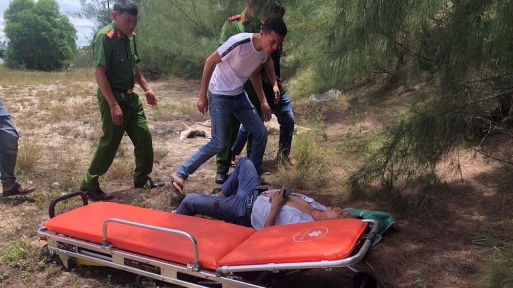 Quảng Bình: Xe ô tô "đấu đầu" 2 người tử vong, 3 người bị thương