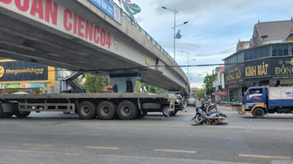 Nghệ An: Va chạm với xe tải, nữ công nhân trẻ nguy kịch