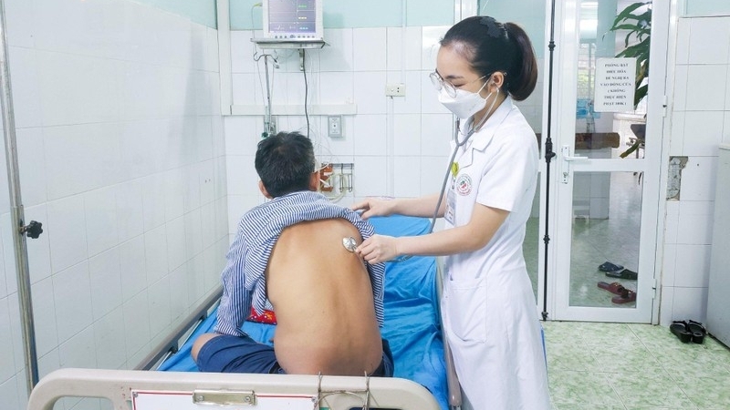 Tuyên Quang: Nhập viện cấp cứu sau khi hút thử thuốc lá điện tử