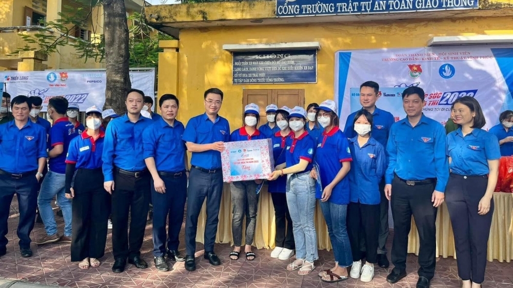 Vĩnh Phúc: Bí thư Trung ương Đoàn thăm, tặng quà các đội tình nguyện "tiếp sức mùa thi"
