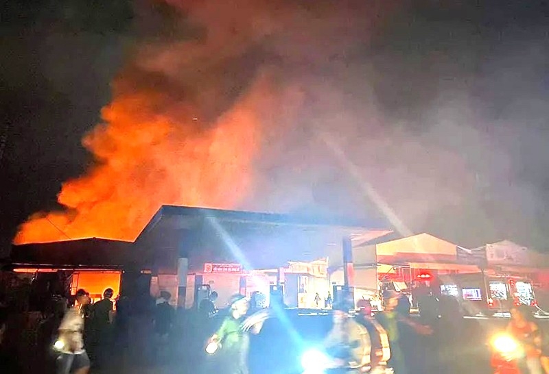 Khói lửa cuồn cuộn bốc lên từ vụ cháy nhà xưởng trên địa bàn xã Đồng Quang