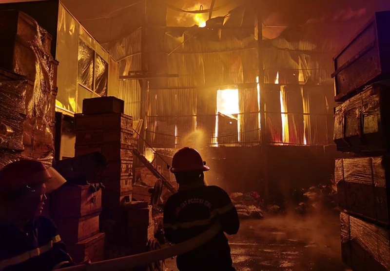Bên trong hiện trường vụ cháy nhà xưởng tại đường Vĩnh Quỳnh, thị trấn Văn Điển
