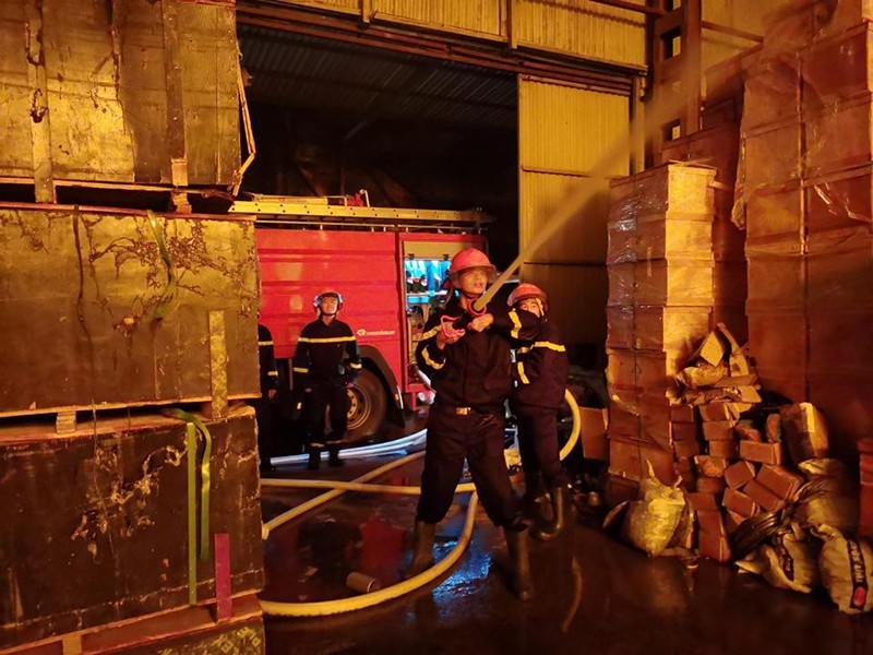 Các chiến sỹ Cảnh sát PCCC&CNCH nỗ lực phun nước dập lửa