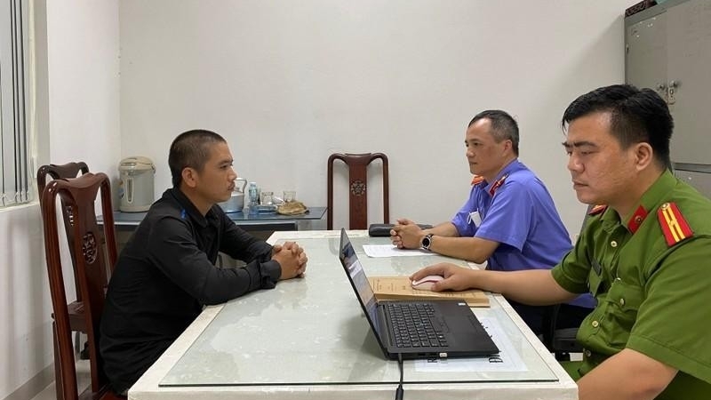 Tuyên Quang: Cha dượng gọi con gái riêng của vợ vào phòng ngủ giở trò đồi bài