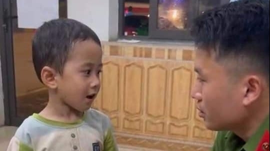 Vĩnh Phúc: Công an huyện Bình Xuyên đưa trẻ bị lạc về với gia đình