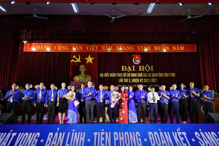 Bí thư Đảng ủy Khối CCQ tỉnh Bùi Thị Thu Hằng và Bí thư Tỉnh Đoàn Nguyễn Kim Quy tặng hoa Ban Chấp hành Đoàn Khối CCQ tỉnh khóa X, nhiệm kỳ 2022-2027. Ảnh: Trà Hương