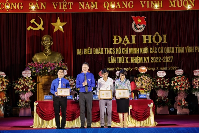 Bí thư Tỉnh Đoàn Nguyễn Kim Quy trao tặng Kỷ niệm chương vì thế hệ trẻ cho các đồng chí có nhiều đóng góp cho công tác Đoàn và phong trào thanh niên Khối CCQ tỉnh. Ảnh: Trà Hương
