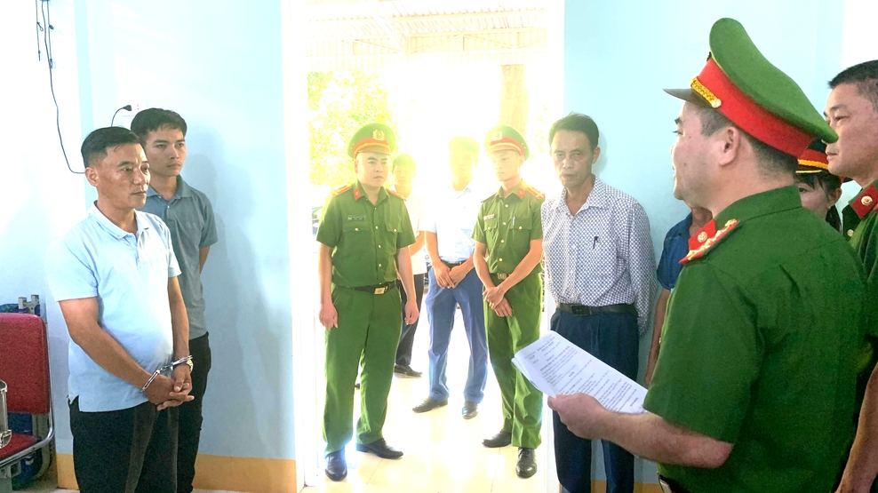 Nghệ An: Tạm giam cán bộ địa chính xã lợi dụng chức vụ, chiếm tiền của dân