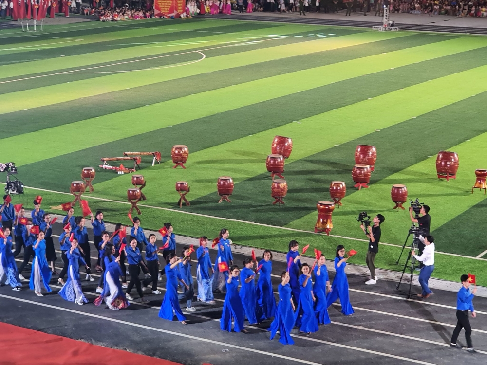 Màn diễu hành của đội hồng kỳ tại Đại hội