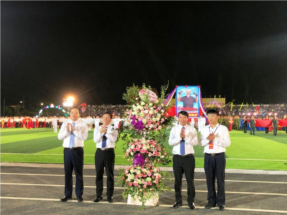 Chủ tịch UBND tỉnh Vĩnh Phúc Lê Duy Thành (đứng thứ 2 từ trái qua) tặng hoa chúc mừng Đại hội