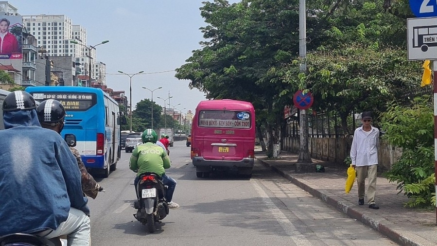 Lại "nóng" tình trạng xe bất chấp biển báo cấm dừng, đỗ sai quy định