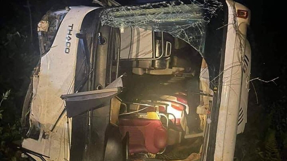 Xe chở khách du lịch bị lật ở Phú Thọ khiến 13 người thương vong