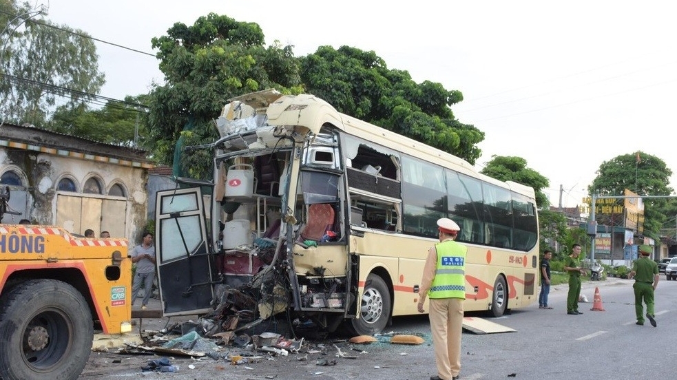 Nghệ An: Xe khách va chạm xe chở xi măng, một người chết, nhiều người bị thương