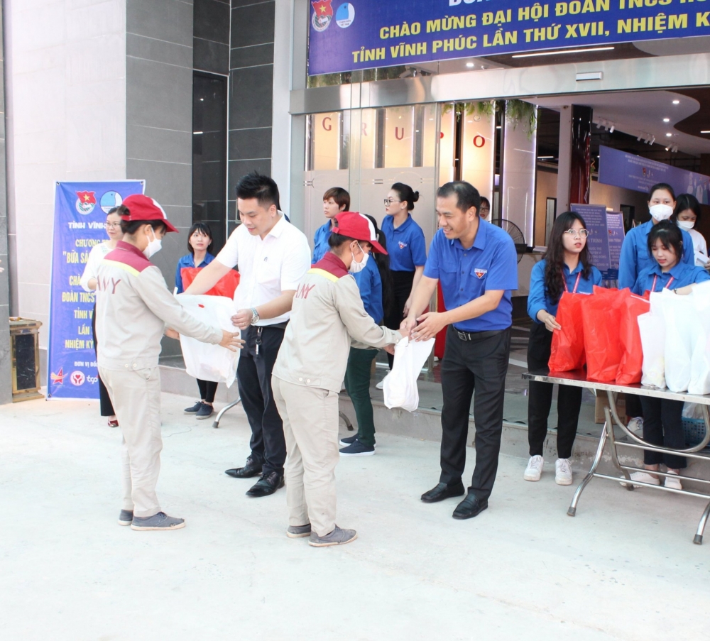 Đồng chí Nguyễn Hải Minh- UVBTV Trung ương Đoàn- Trưởng Ban Đoàn kết THTN TW Đoàn- Phó Chủ tịch Thường trực Trung ương Hội LHTN Việt Nam trao tặng các suất ăn sáng cho thanh niên công nhân công ty Cổ phần Công nghiệp Á Mỹ