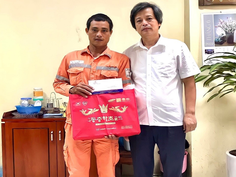Ông Đỗ Văn Minh – Chủ tịch Công đoàn tặng quà cho thân nhân gia đình thương binh, liệt sỹ