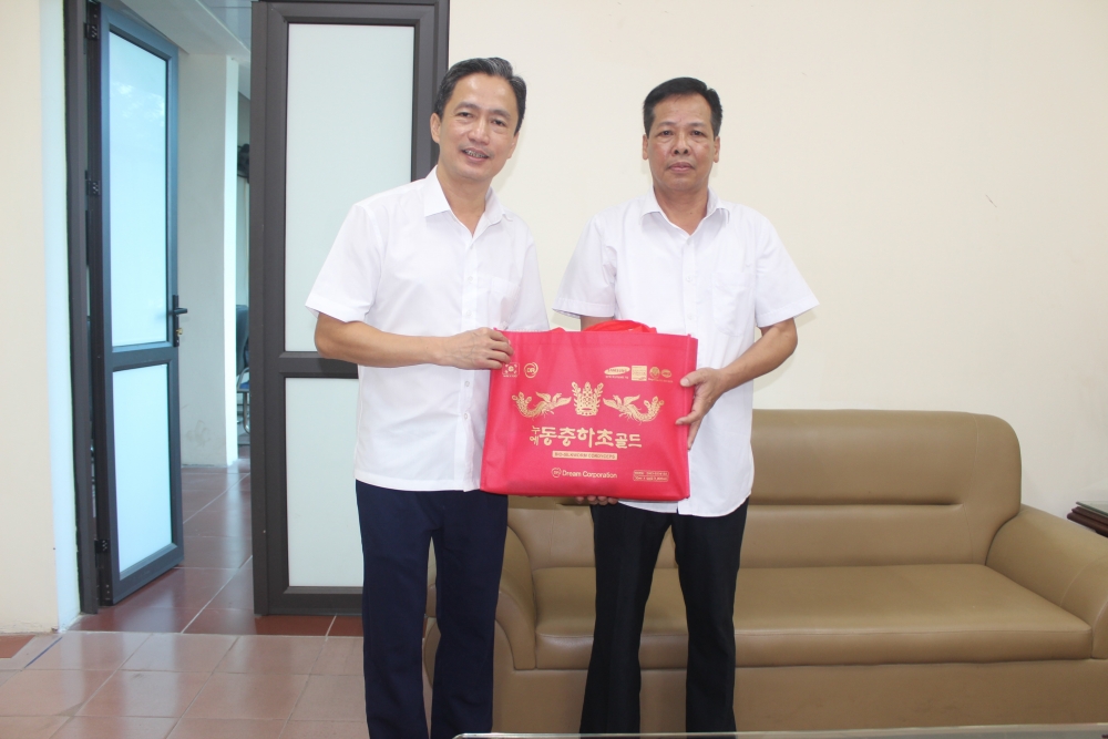 Ông Nguyễn Văn Quý – Phó giám đốc Công ty tặng quà tới gia đình, thân nhân thương binh, liệt sỹ