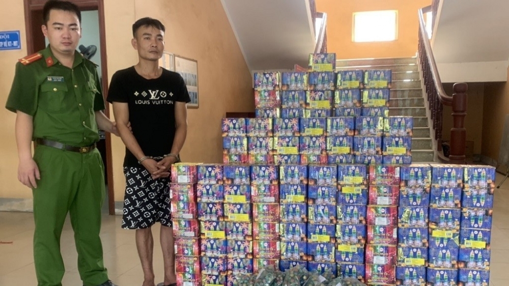 Bắt giữ tài xế vận chuyển hơn 3 tạ pháo từ nước ngoài về Nghệ An tiêu thụ