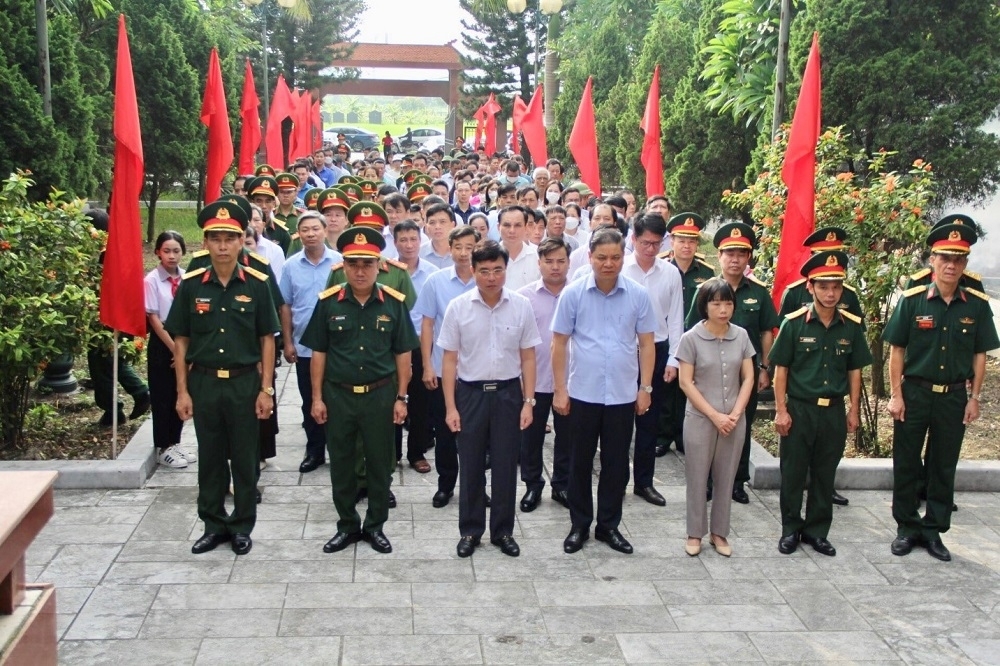 Đồng chí Nguyễn Minh Trung - Tỉnh ủy viên, Bí thư huyện ủy, Chủ tịch HĐND huyện cùng Đoàn lãnh đạo huyện tưởng nhớ các anh hùng liệt sỹ tại Đài tưởng niệm các anh hùng liệt sỹ huyện.