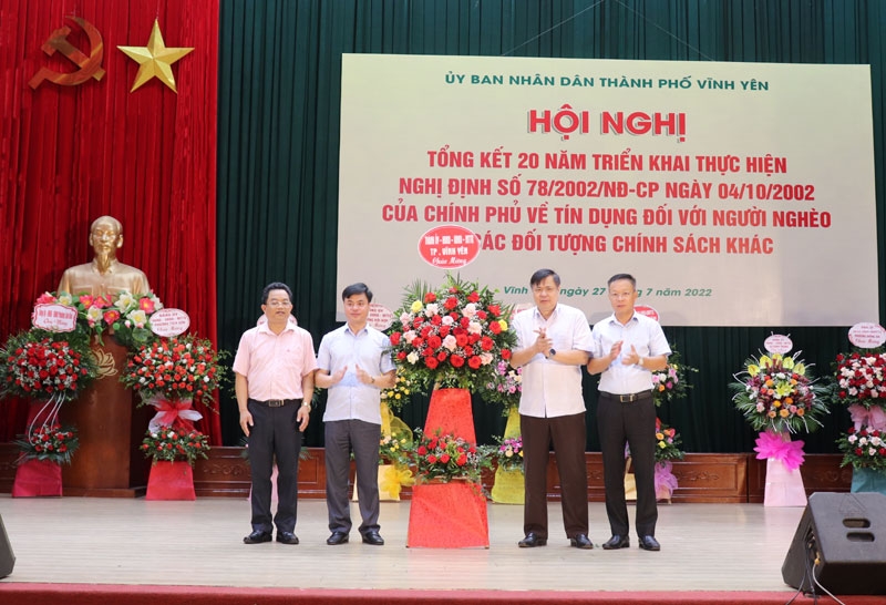 Lãnh đạo thành phố tặng hoa chúc mừng