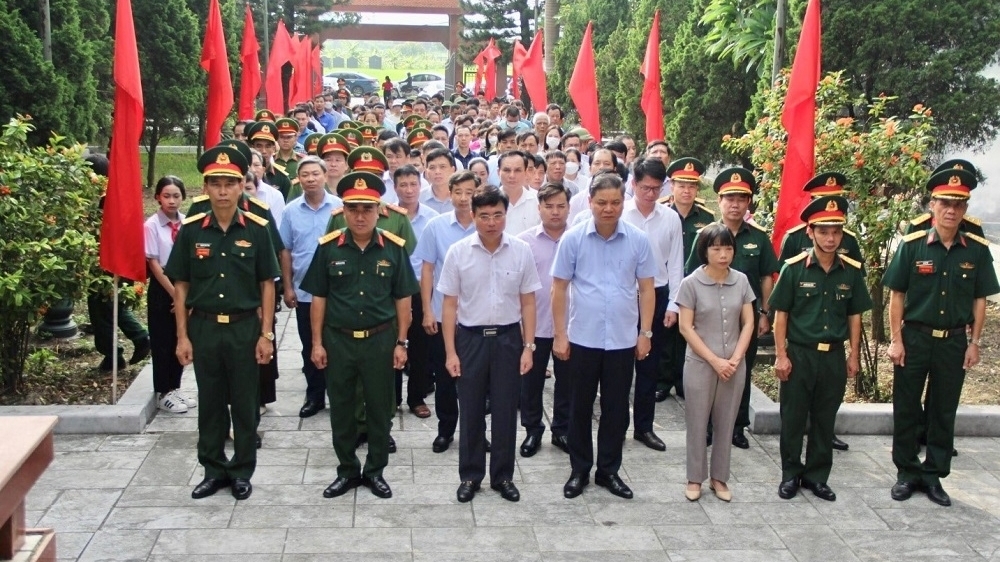 Vĩnh Phúc: Dâng hương các anh hùng liệt sỹ và tặng quà các gia đình chính sách