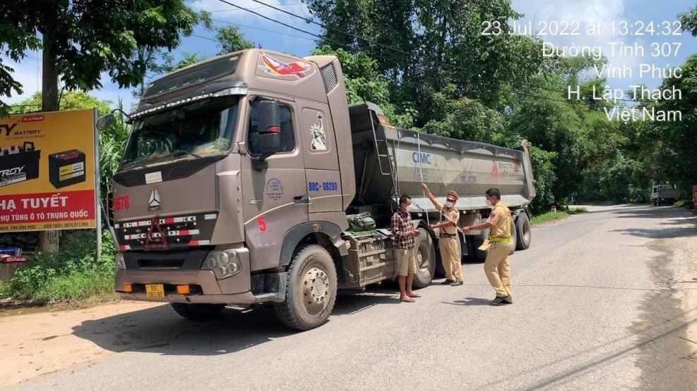 Vĩnh Phúc: Hơn 1 tháng xử lý 296 trường hợp vi phạm chở hàng quá khổ, quá tải