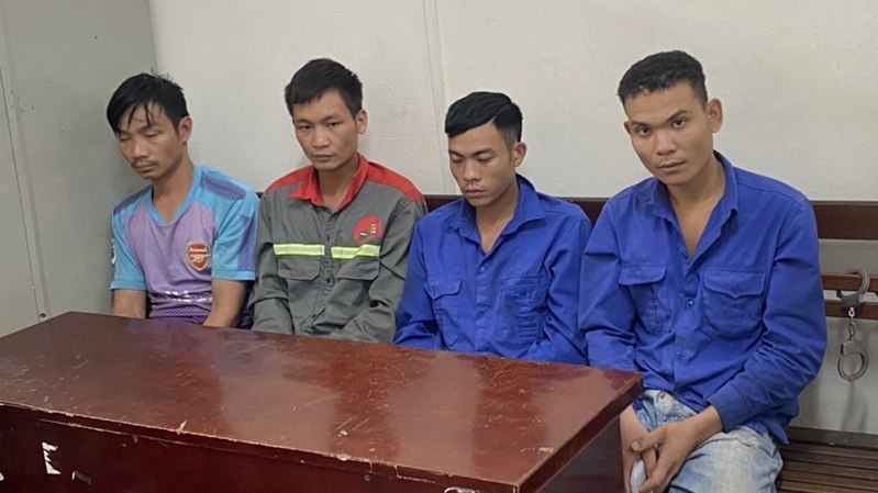 Bắt ổ nhóm đi trộm cắp nắp cống trên các tuyến phố Hà Nội