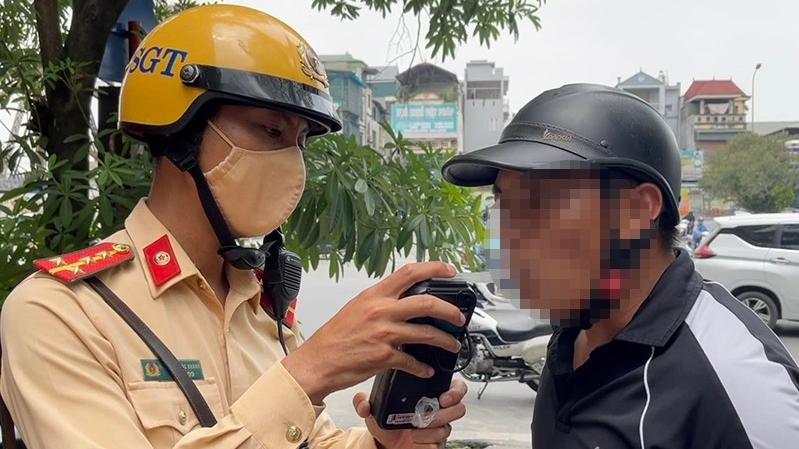 Tài xế vi phạm nồng độ cồn kịch khung bị xử phạt 35 triệu đồng, tước giấy phép lái xe 2 năm