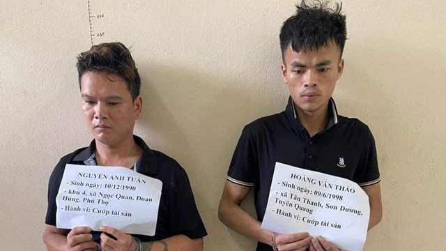 Phú Thọ: Bắt 2 đối tượng chặn xe, đánh người cướp tài sản