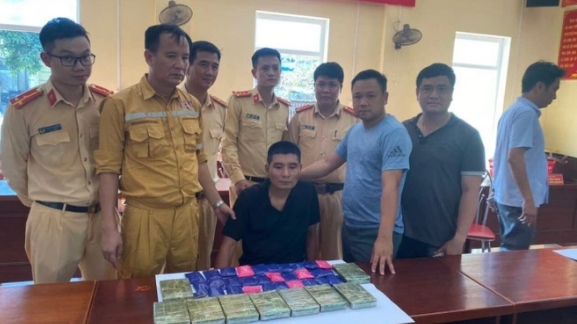 yen bai bat giu doi tuong van chuyen 9 banh heroin va nhieu ma tuy tong hop