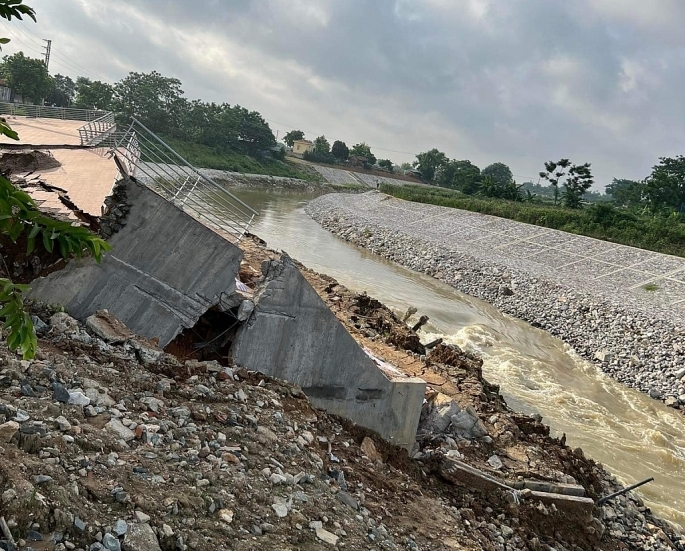 Toàn bộ các hạng mục công trình kè xây dựng mới ở khu vực đền Mẫu đã sụt lún, hư hỏng nghiêm trọng.
